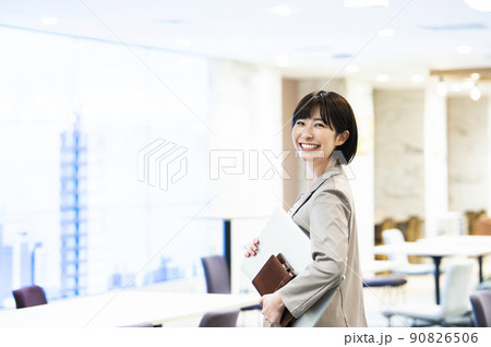 ビジネス　女性　オフィス  ポートレート　笑顔 90826506