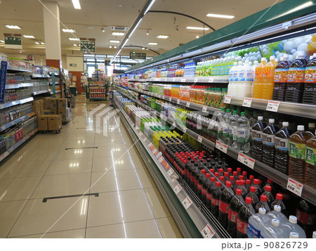 スーパーマーケット商品棚 90826729