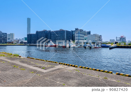 豊海埠頭から朝潮運河の先にそびえ立つ晴海の高層マンション群 豊海埠頭から朝潮運河の先にそびえ立つ晴海の高層マンション群 90827420