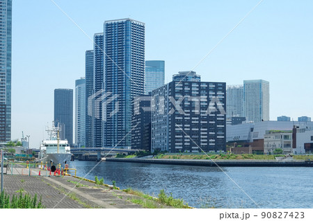 豊海埠頭から朝潮運河の先にそびえ立つ晴海の高層マンション群 90827423