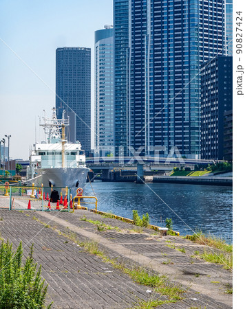 豊海埠頭から朝潮運河の先にそびえ立つ晴海の高層マンション群 90827424