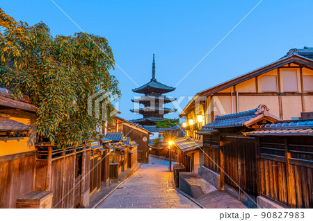京都府京都市 産寧坂(三年坂)から見る八坂の塔 京都府京都市 産寧坂(三年坂)から見る八坂の塔 90827983