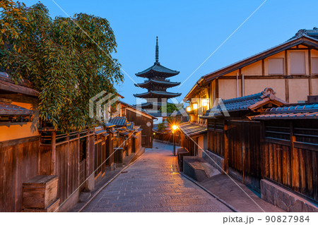 京都府京都市　産寧坂（三年坂）から見る八坂の塔 90827984