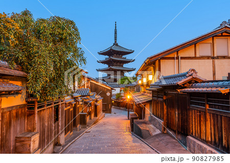 京都府京都市　産寧坂（三年坂）から見る八坂の塔 90827985