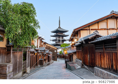 京都府京都市　産寧坂（三年坂）から見る八坂の塔 90827986