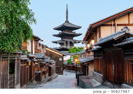 京都府京都市　産寧坂（三年坂）から見る八坂の塔 90827987