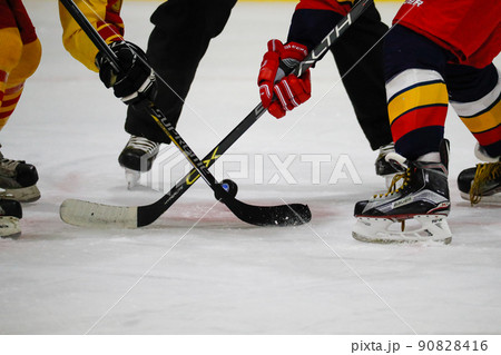 アイスホッケー競技のパックとスティック 90828416