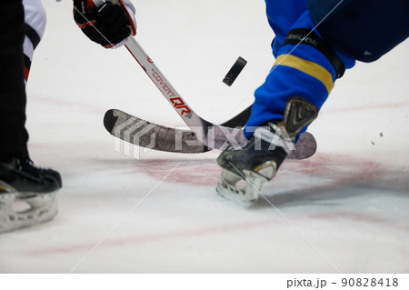 アイスホッケー競技のパックとスティック アイスホッケー競技のパックとスティック 90828418