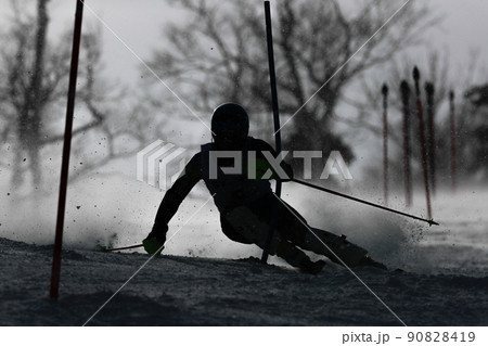アルペンスキー回転競技のシルエット アルペンスキー回転競技のシルエット 90828419