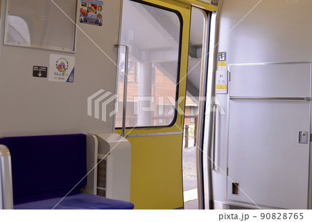 JR北海道の車内から見たドア JR北海道の車内から見たドア 90828765