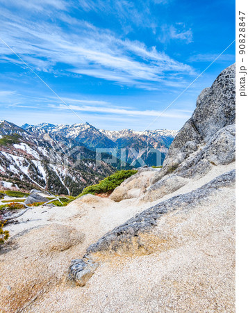 初夏の燕岳登山(燕山荘~燕岳の稜線から槍ヶ岳・笠ヶ岳を望む) 初夏の燕岳登山(燕山荘~燕岳の稜線から槍ヶ岳・笠ヶ岳を望む) 90828847