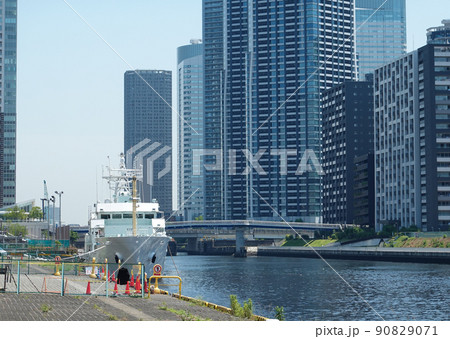 豊海埠頭から朝潮運河の先にそびえ立つ晴海の高層マンション群 90829071