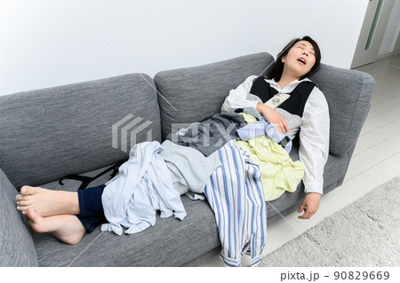 あ~~もう疲れた!!となって寝る女性  あ~~もう疲れた!!となって寝る女性  90829669