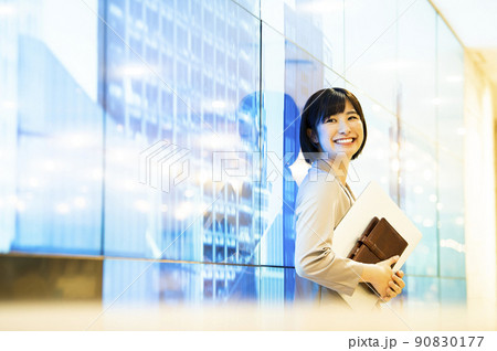 ビジネス　女性　オフィス  ノートパソコン　笑顔 90830177