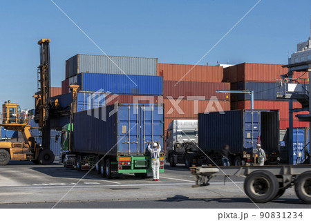 コンテナヤードに運び込む海上コンテナトレーラー コンテナヤードに運び込む海上コンテナトレーラー 90831234