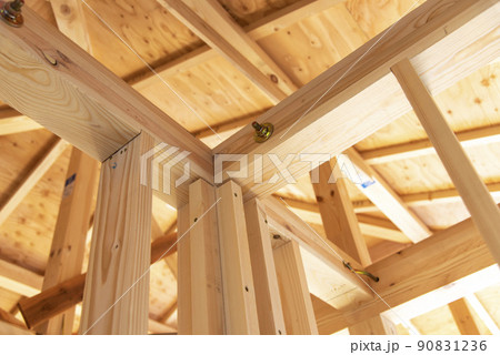 木造住宅建築現場の梁と柱 90831236