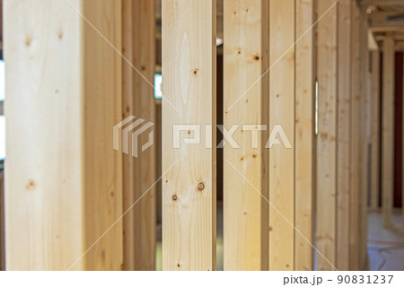 木造住宅建築現場：間仕切り壁の下地間柱 90831237