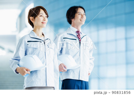 ヘルメットを持った作業スタッフ ヘルメットを持った作業スタッフ 90831856