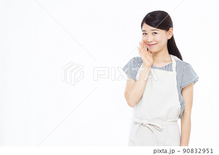 呼びかけている30代の主婦 呼びかけている30代の主婦 90832951
