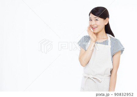 呼びかけている30代の主婦 90832952