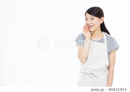 呼びかけている30代の主婦 90832954