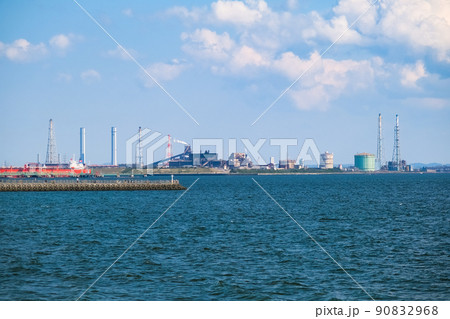 千葉市美浜区 稲毛海浜公園から見える京葉工業地帯 90832968