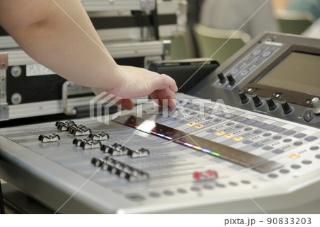 イベント会場の音響ミキサー イベント会場の音響ミキサー 90833203