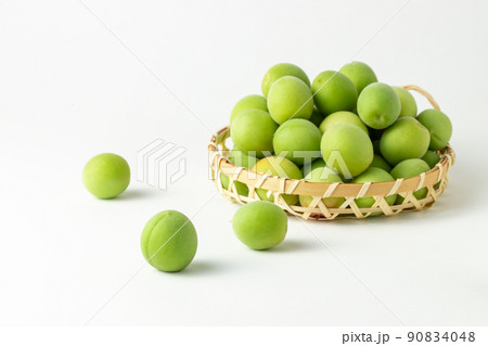 カゴに盛られた青梅 カゴに盛られた青梅 90834048