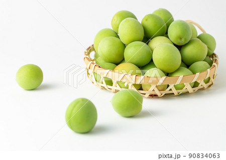 カゴに盛られた青梅 カゴに盛られた青梅 90834063