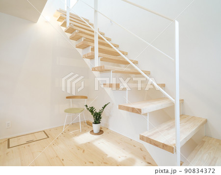 新築住宅の階段 90834372
