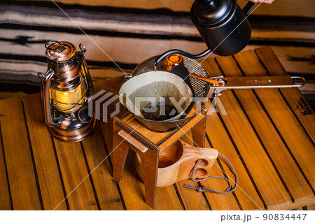 アウトドアで焙煎コーヒー roasted coffee to enjoy outdoors 90834447