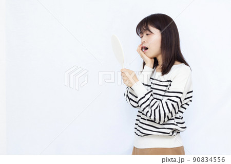 むし歯で歯が痛い30代の女性 むし歯で歯が痛い30代の女性 90834556