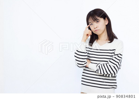 悩んでいる30代の女性 90834801