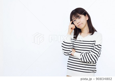 悩んでいる30代の女性 90834802
