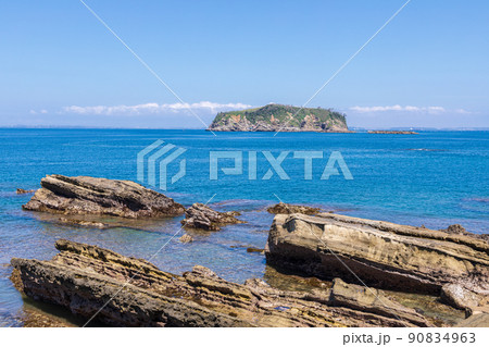 「千葉県」西ヶ埼から望む浮島(鋸南町) 90834963
