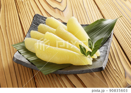 板目バックの皿盛りした数の子 板目バックの皿盛りした数の子 90835603