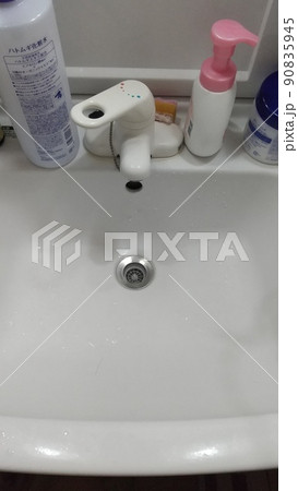 石鹸や化粧水が置かれた洗面台 石鹸や化粧水が置かれた洗面台 90835945