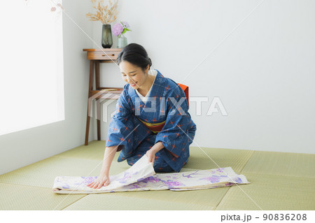 格子模様の小紋　和室　浴衣を畳む 90836208