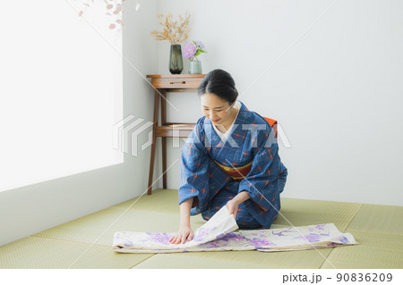 格子模様の小紋　和室　 90836209