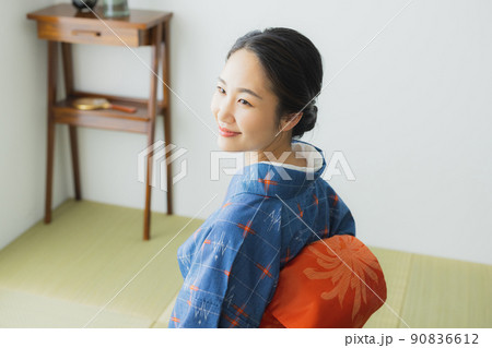 格子模様の小紋　和室　 90836612
