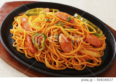 鉄板に盛り付けたスパゲティナポリタン 90836637