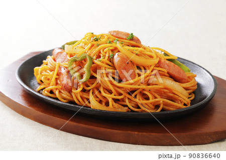鉄板に盛り付けたスパゲティナポリタン 90836640