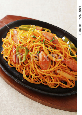 鉄板に盛り付けたスパゲティナポリタン 鉄板に盛り付けたスパゲティナポリタン 90836641