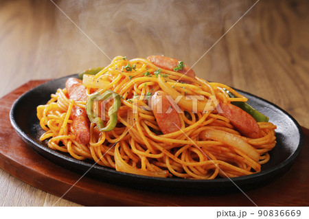 鉄板に盛り付けたナポリタンスパゲッティ 90836669