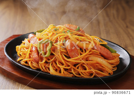 鉄板に盛り付けたナポリタンスパゲッティ 90836671