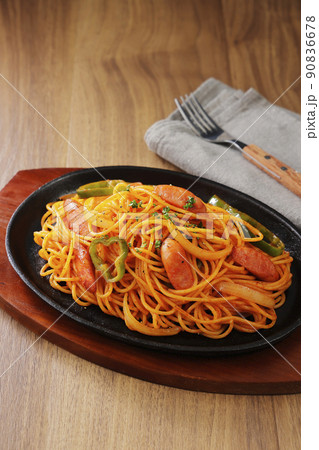 鉄板に盛り付けたナポリタンスパゲッティ 鉄板に盛り付けたナポリタンスパゲッティ 90836678