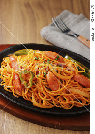 鉄板に盛り付けたナポリタンスパゲッティ 90836679