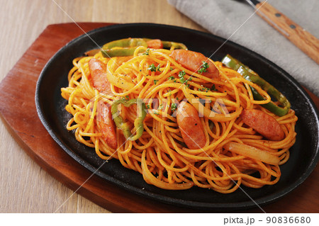 鉄板に盛り付けたナポリタンスパゲッティ 90836680