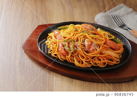 鉄板に乗ったスパゲッティーナポリタン 90836745