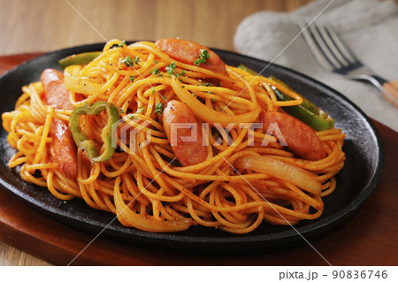 鉄板に乗ったスパゲッティーナポリタン 90836746